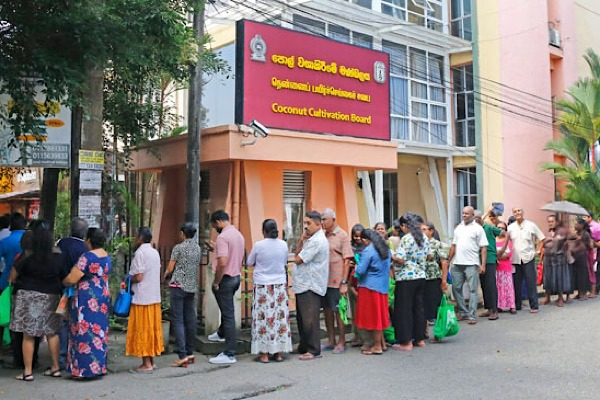 மீண்டும் நீண்ட வரிசையில் நின்ற மக்கள்!!